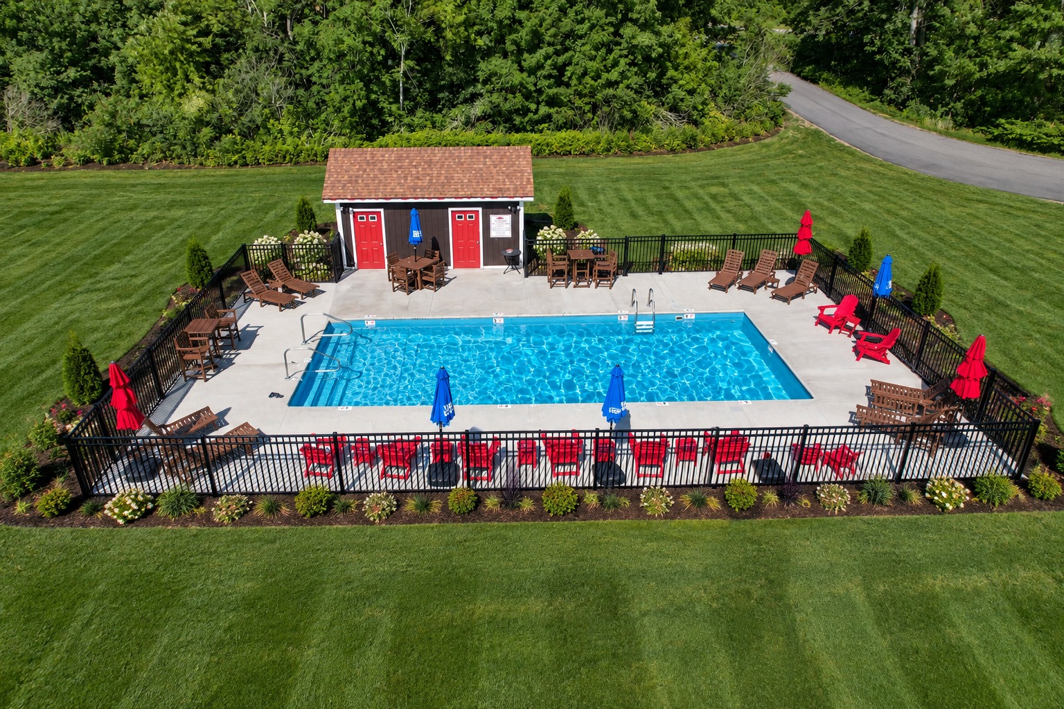 Pool & Amenities at Linderhof Country Club